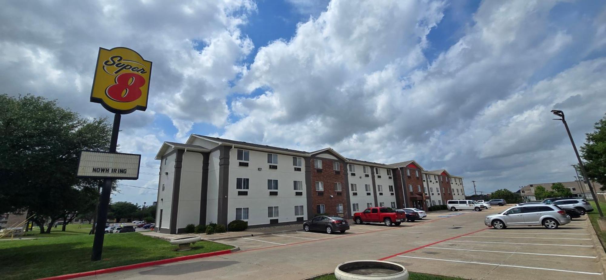 Super 8 By Wyndham Irving Dfw Airport/South Hotel Exterior foto
